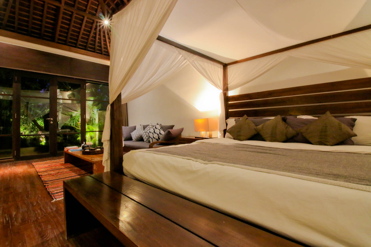 Villa Tom guest bedroom with mosquito net