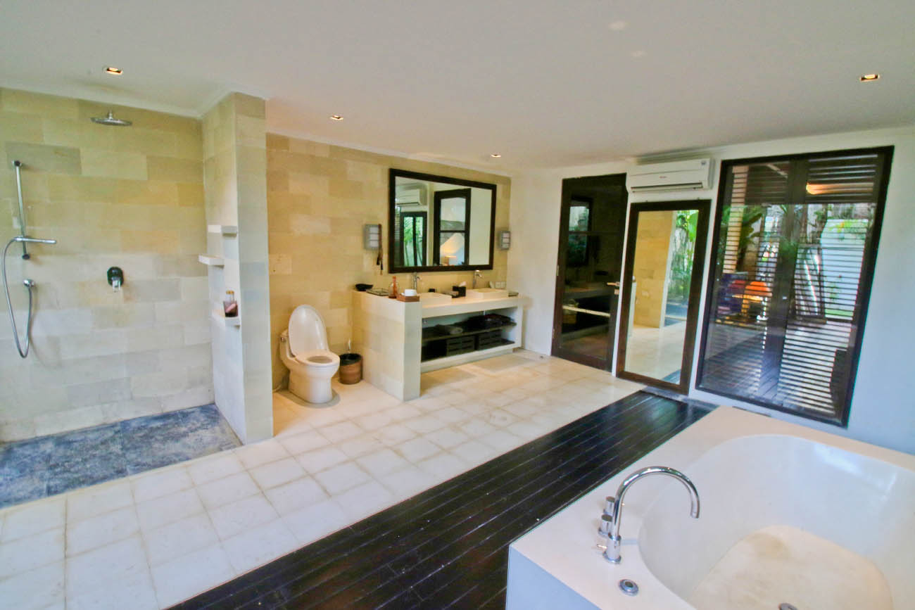 Guest bathroom with big bath tub, shower and complete facilities