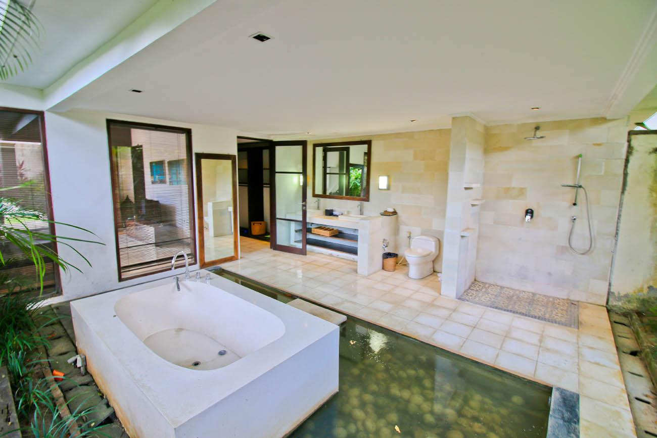 Guest bathroom with big bath tub, shower and complete facilities hot and cold water