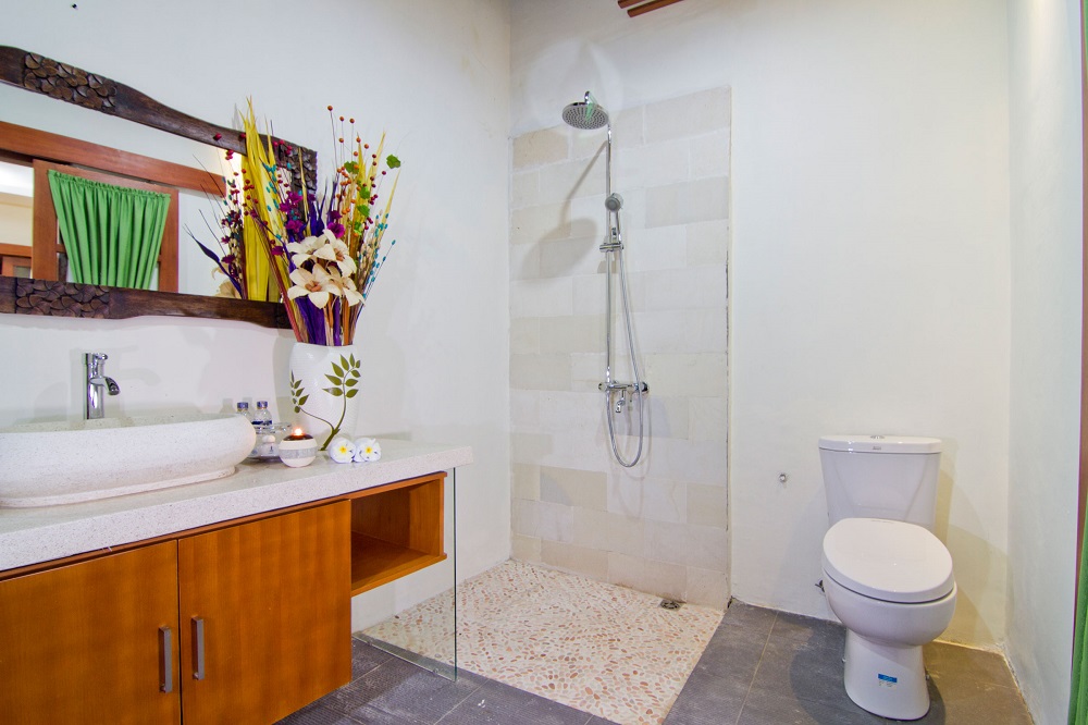 bathroom amenities and facilities
